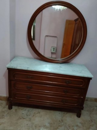 Cómoda de madera con tapa de mármol