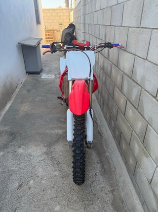 Moto de cross roja y blanca