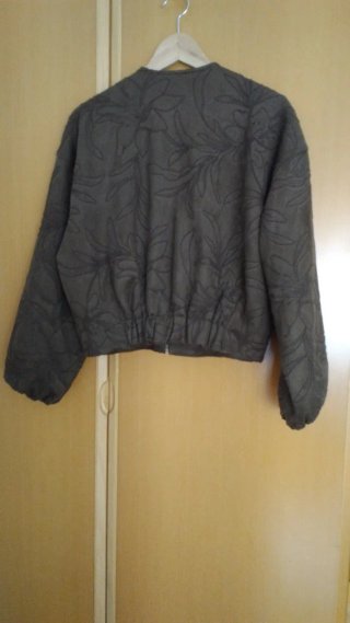 Cazadora bomber marrón con estampado floral