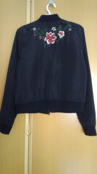 Cazadora Bomber Negra Bordada Flores