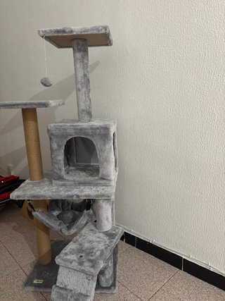 Rascador para gatos gris nuevo solo usado un mes.