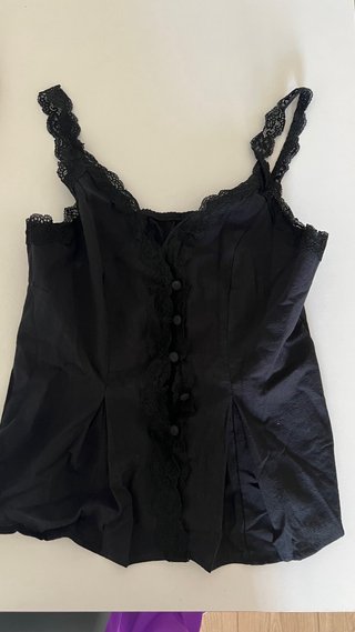 Camiseta negra con encaje
