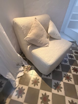 Se vende un pequeño sofá LYCKESELE LOVAS DE IKEA,