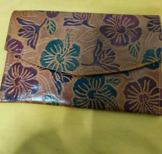Cartera de Cuero con Grabado Floral