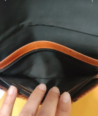 Cartera de Cuero con Grabado Floral