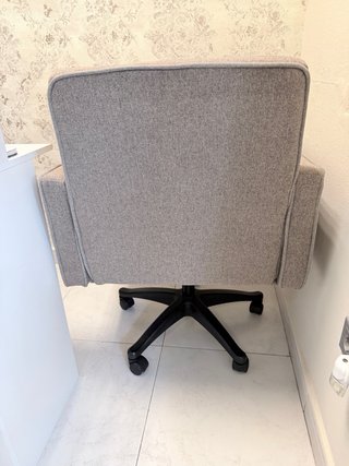 Silla de escritorio gris con ruedas