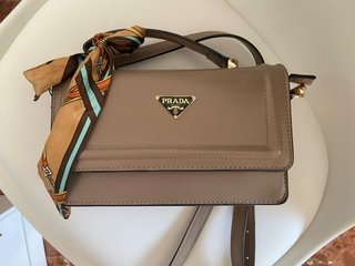 Bolso Prada Marrón con Pañuelo