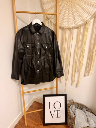 Sobrecamisa efecto piel negra