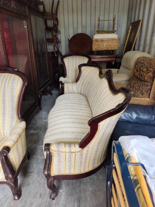 Sofá y butacas seminuevos de tela y madera