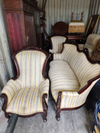 Sofá y butacas seminuevos de tela y madera