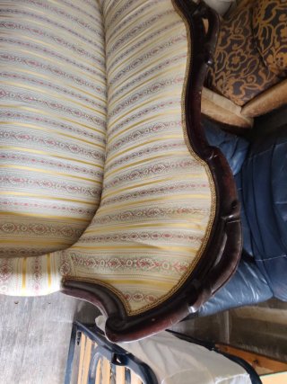 Sofá y butacas seminuevos de tela y madera