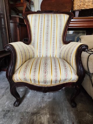 Sofá y butacas seminuevos de tela y madera
