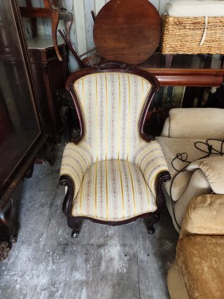 Sofá y butacas seminuevos de tela y madera