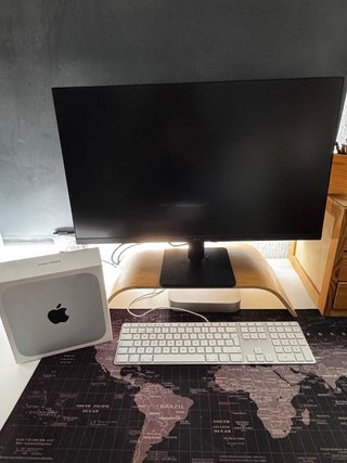 Mac mini con monitor LG y teclado Apple