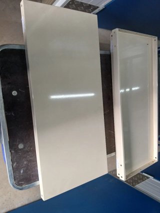 Estanterías metálicas beige
