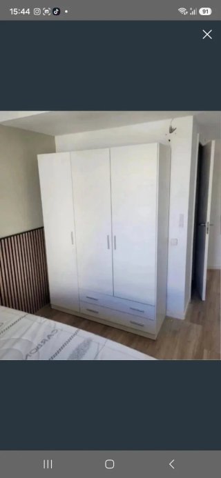 Armario blanco de madera