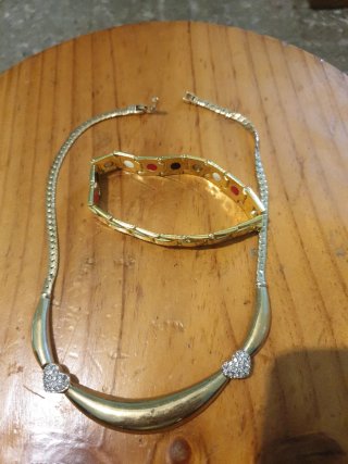 Conjunto de Pulsera y Collar Dorado