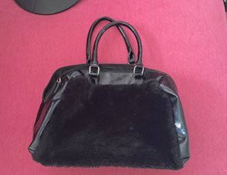 Bolso mano charol y pelo