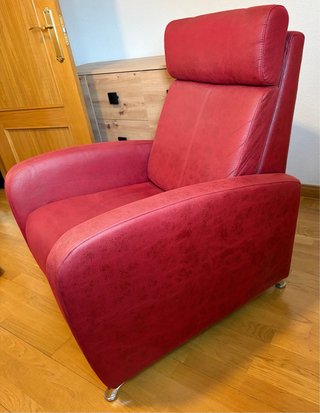 Sillón reclinable rojo