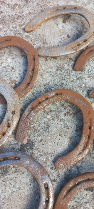 Herraduras de metal. Para decoración.
