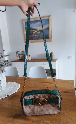 Bolso Guess Verde y beige.