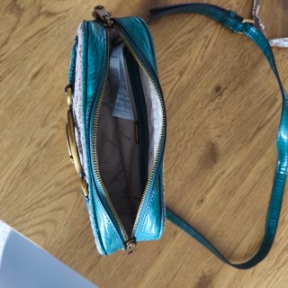 Bolso Guess Verde y beige.