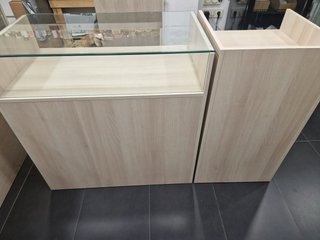 Mostrador 2 módulos madera y cristal.
