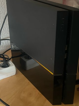PlayStation 4 (PS4) con un mando