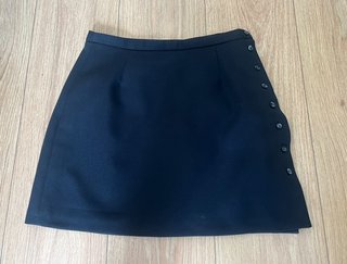 Minifalda negra con botones laterales