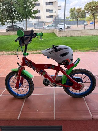 Bicicleta Infantil Roja con Casco