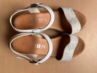 Sandalias Blancas con Detalles Brillantes
