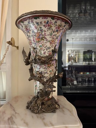 Jarrón Porcelana, Pájaros de bronce de ADELE CAREY