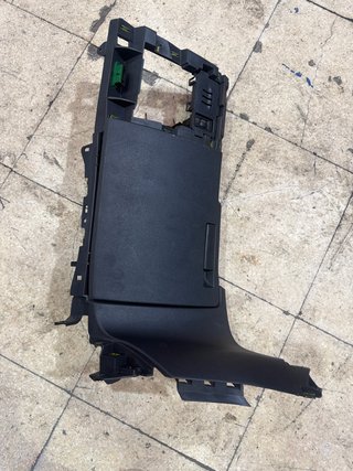 Guantera bajo volante Peugeot 3008 2011 9685168577