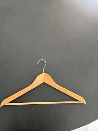 50 unidades de Perchas de madera