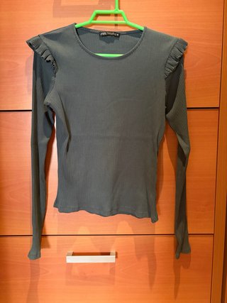 Camiseta Zara manga larga olivo