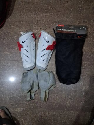 Espinilleras Nike Blancas con Rojo