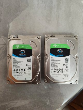 2 Hard Disk Seagate SkyHawk 4TB da riparare
