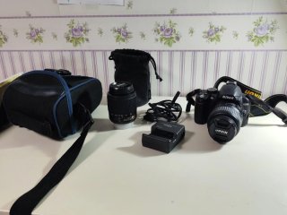 Cámara Nikon con accesorios
