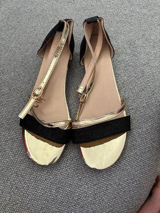 Sandalias fiesta negras y doradas