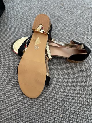 Sandalias fiesta negras y doradas