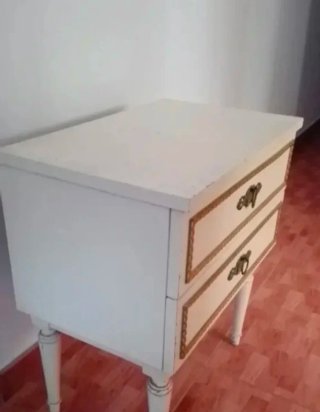 Mesilla de noche blanca con detalles dorados