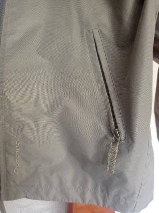Chaqueta Quechua gris con capucha