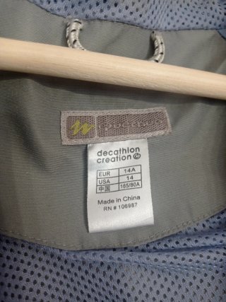 Chaqueta Quechua gris con capucha