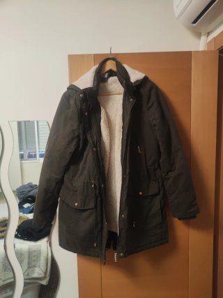 Parka verde militar con forro de borreguito.