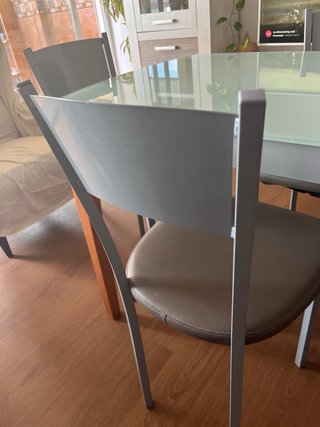 Mesa de cocina con 4-5 sillas