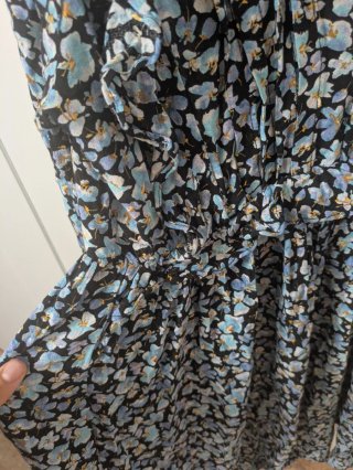 Vestido corto de flores y escote en pico