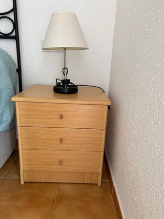 Mesita de noche con lámpara