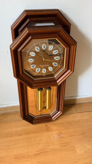 Reloj de pared madera antiguo