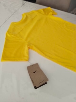 Camiseta de deporte Nike amarilla