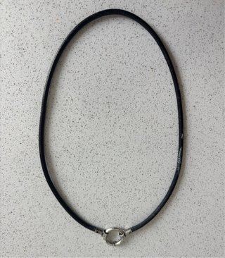 Gargantilla de cuero con colgante  de plata Tous